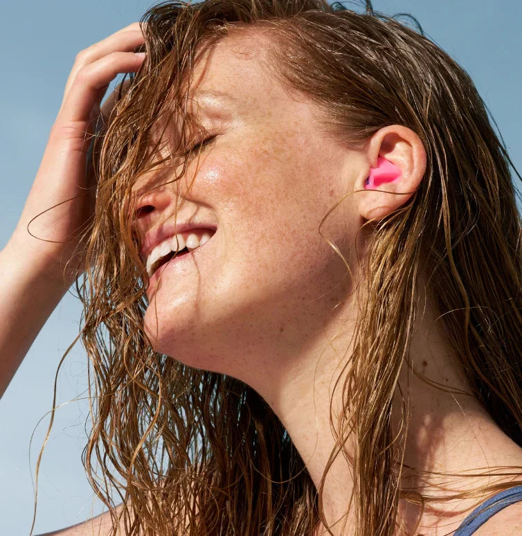 Vrouwen dragen Alpine zwem oordoppen op maat