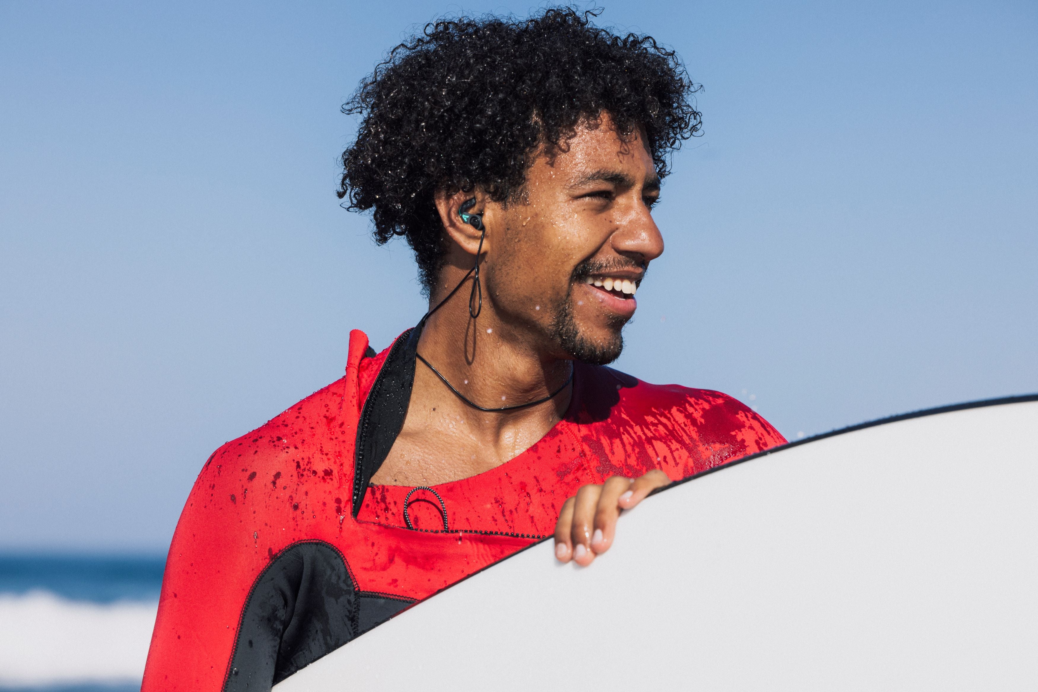 man met surfboard op het strand en Watersafe Pro
