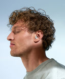 man met alpine silence in groen