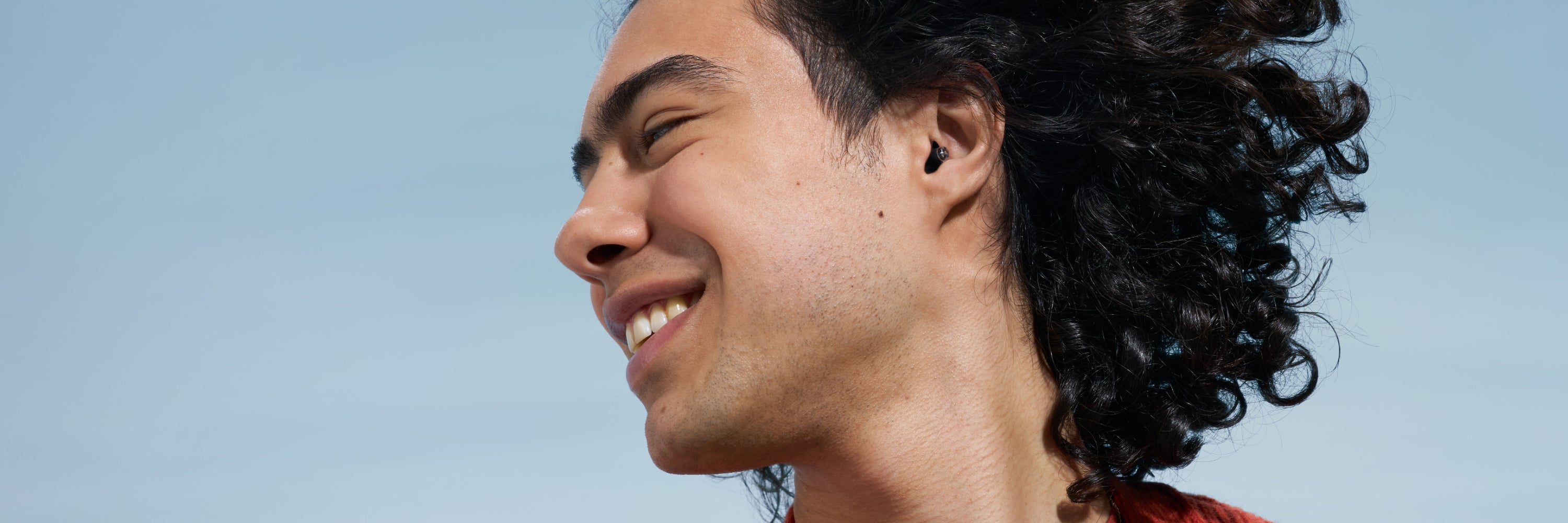 man met alpine partyplug soordopjes voor vuurwerk