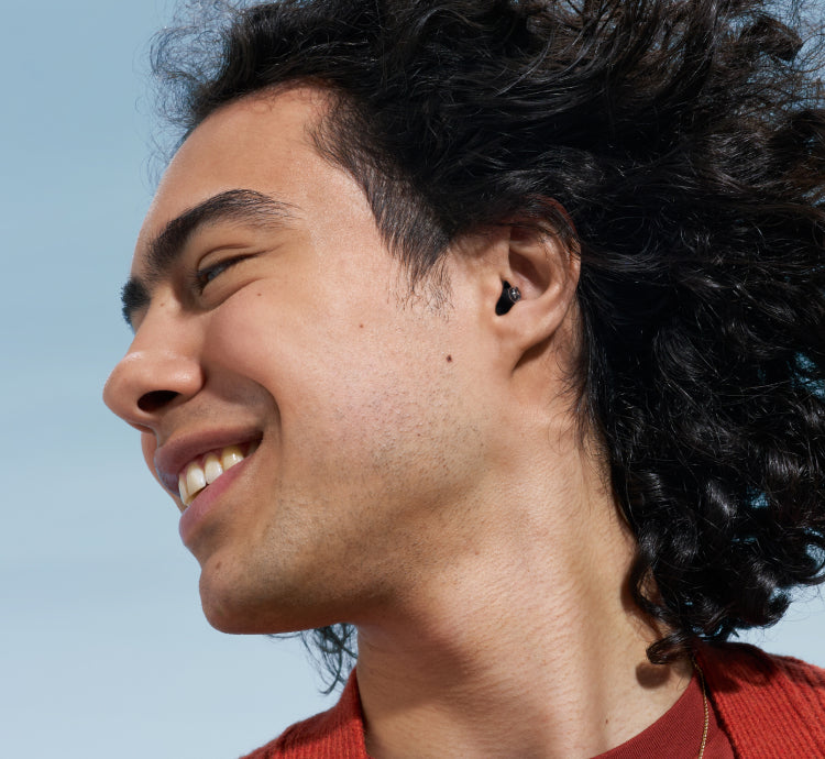 man met alpine partyplugs voor her vuurwerk