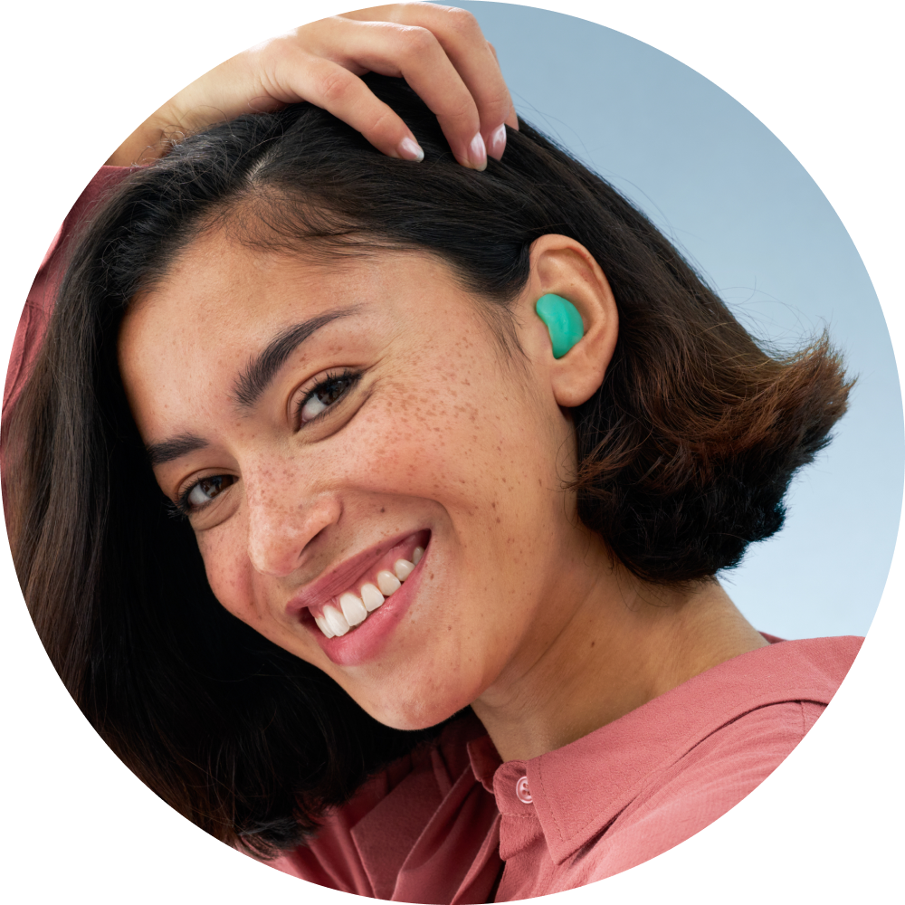 vrouw met softsilicone in haar oor