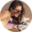 Vrouw met watersafe pro op het strand