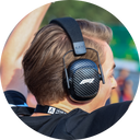 Man op motor race met oorkappen voor bescherming