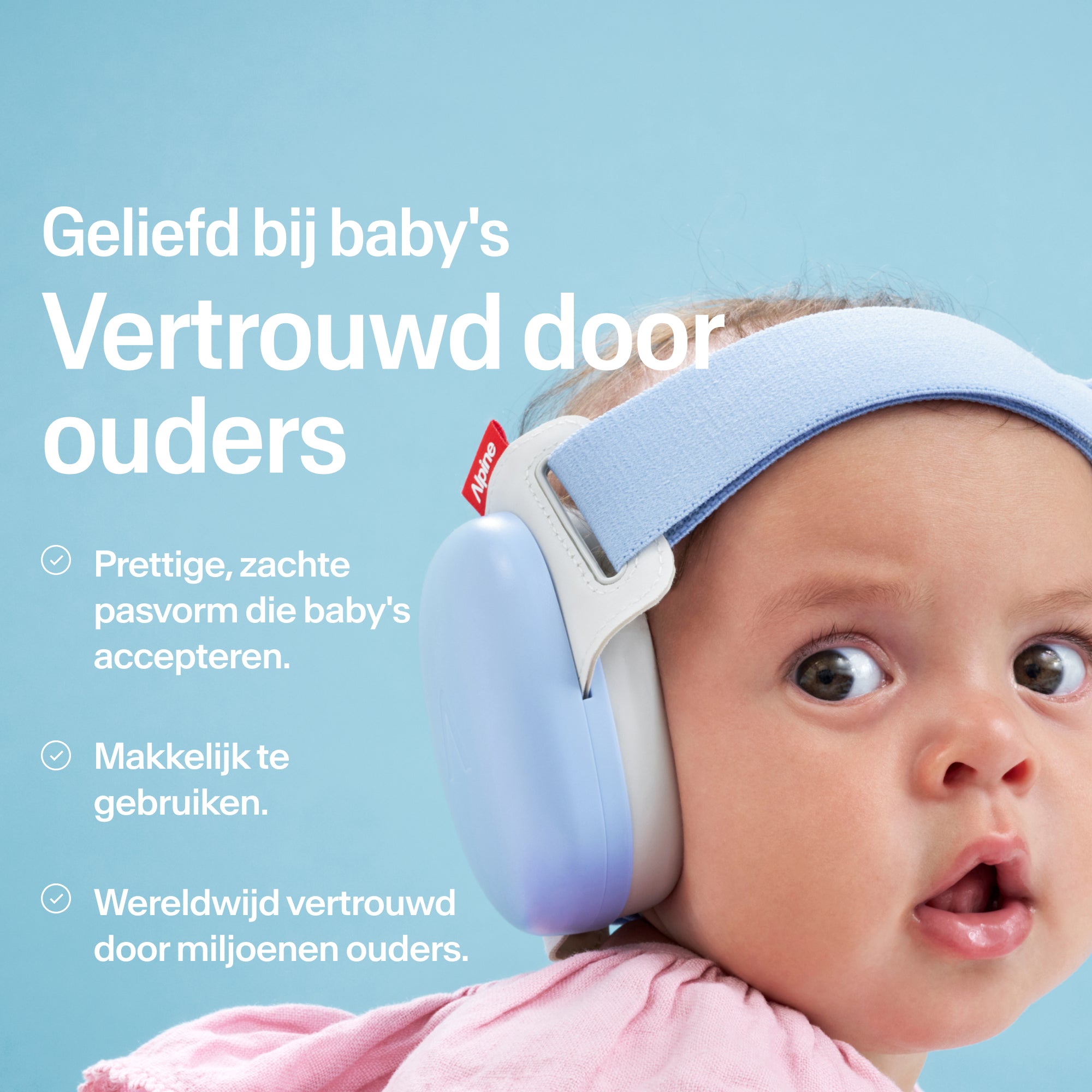 Baby draagt Alpine Muffy Baby in sky blue op het hoofd