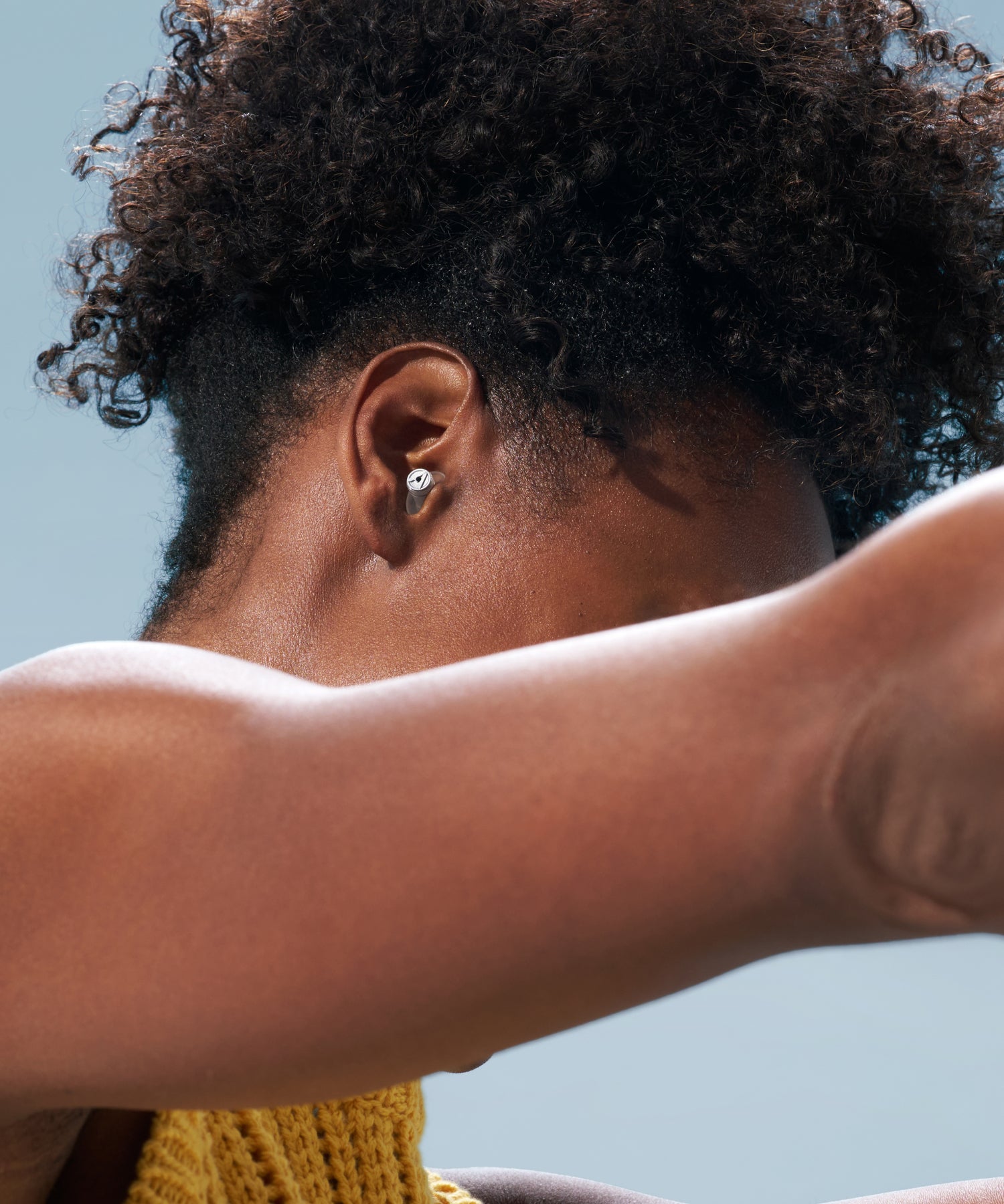 vrouw met alpine musicsafe oordoppen