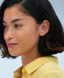 vrouw met alpine silence in blauw