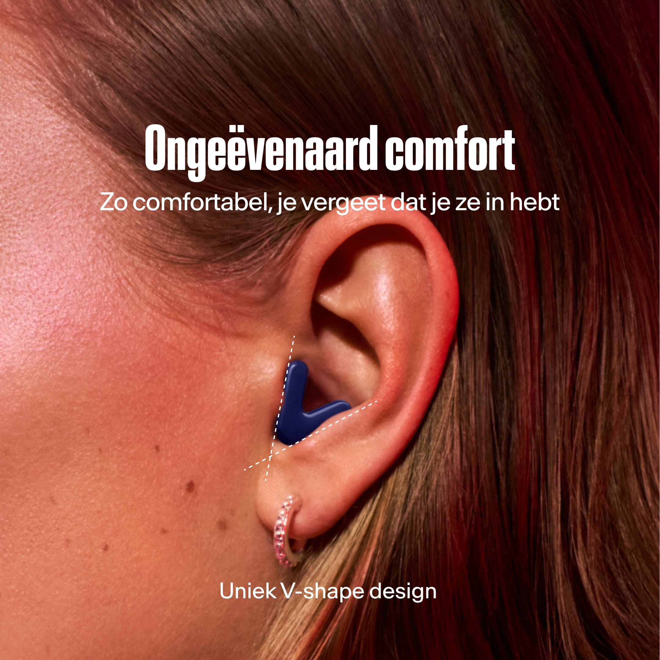 Close-up van Alpine Tune oordop in oor – perfecte pasvorm in dark-blue