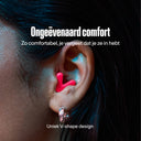 Close-up van Alpine Tune oordop in oor – perfecte pasvorm in neon-pink