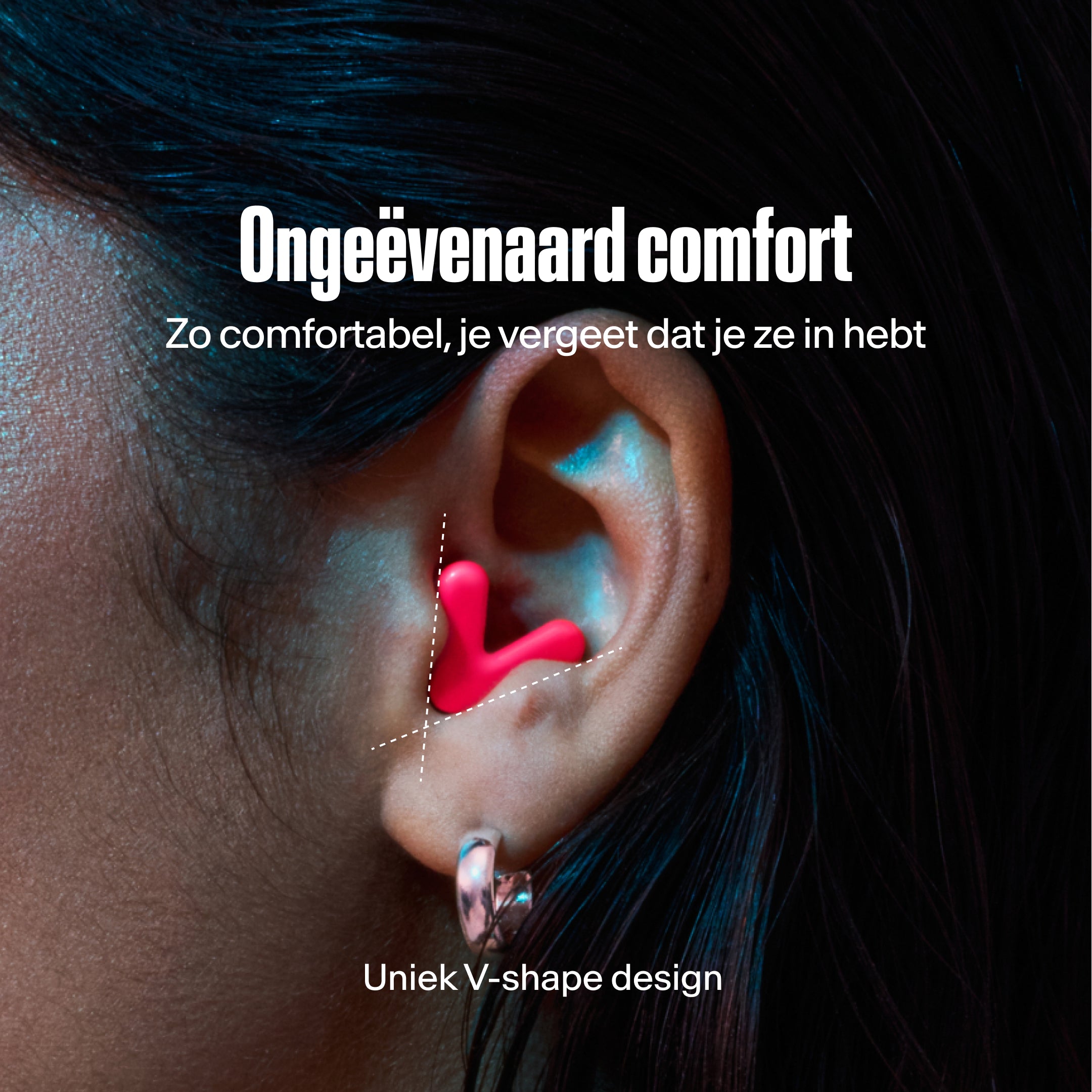 Close-up van Alpine Tune oordop in oor – perfecte pasvorm in neon-pink