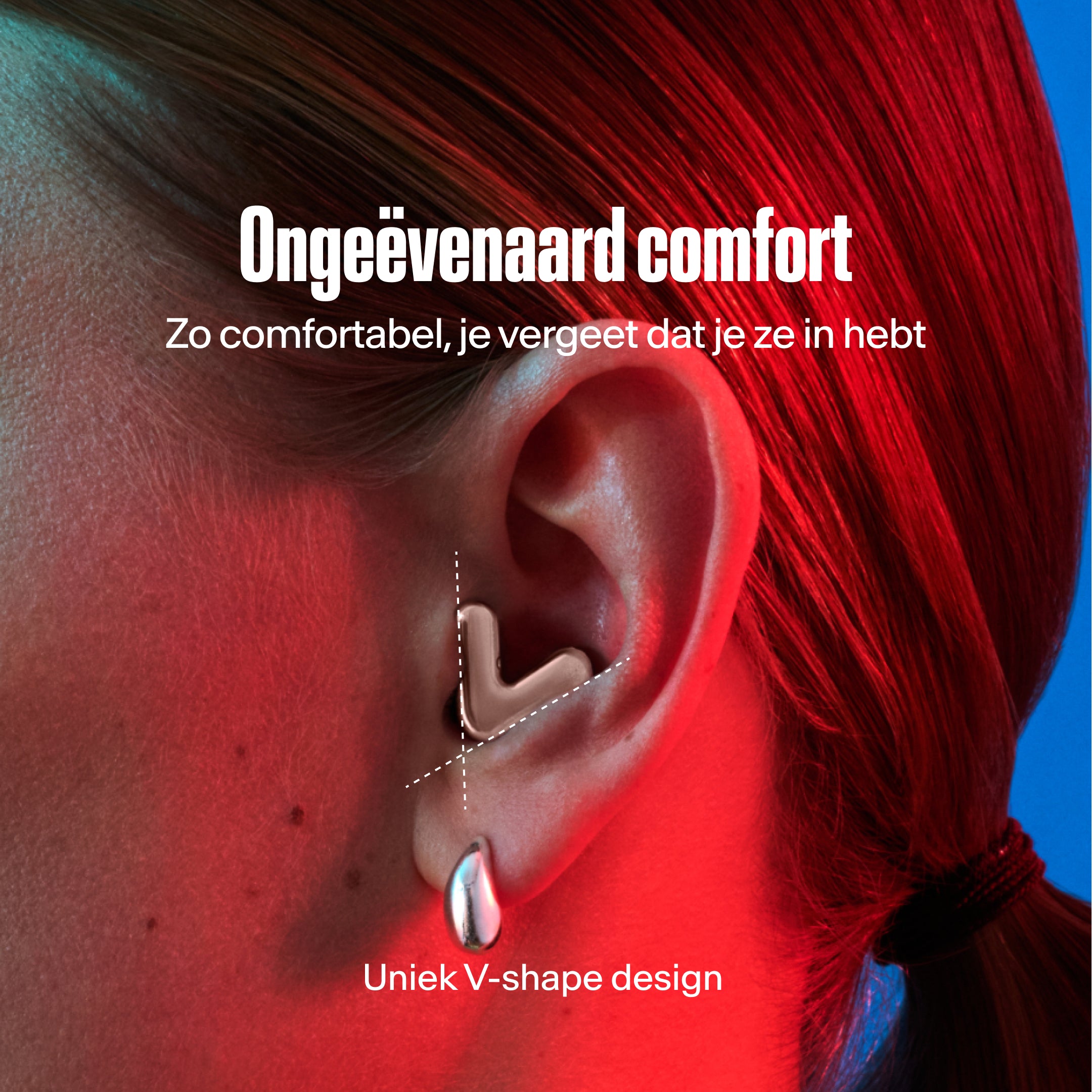 Close-up van Alpine Tune oordop in oor – perfecte pasvorm in rose-gold