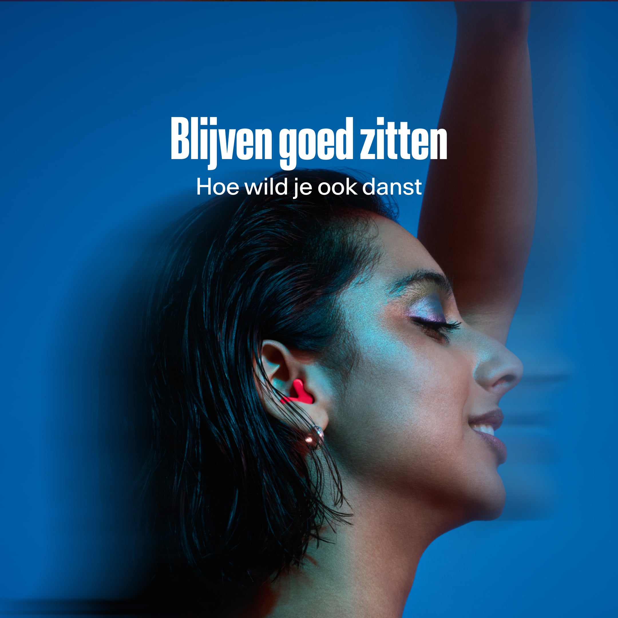 Vrouw draagt Alpine Tune in neon-pink terwijl ze danst