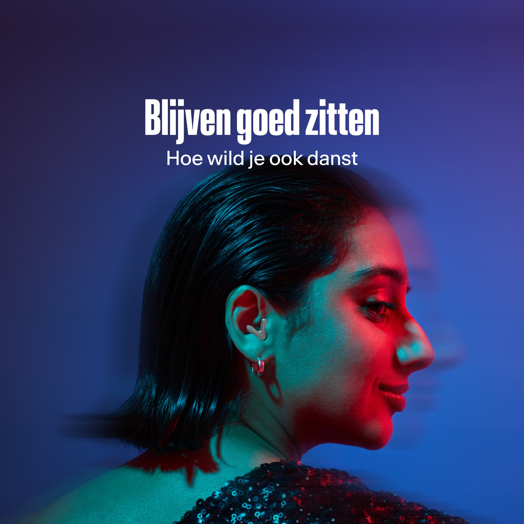 Vrouw draagt Alpine Tune in silver terwijl ze danst