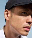 man met oordoppen voor racing