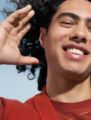 man met oordoppen van alpine