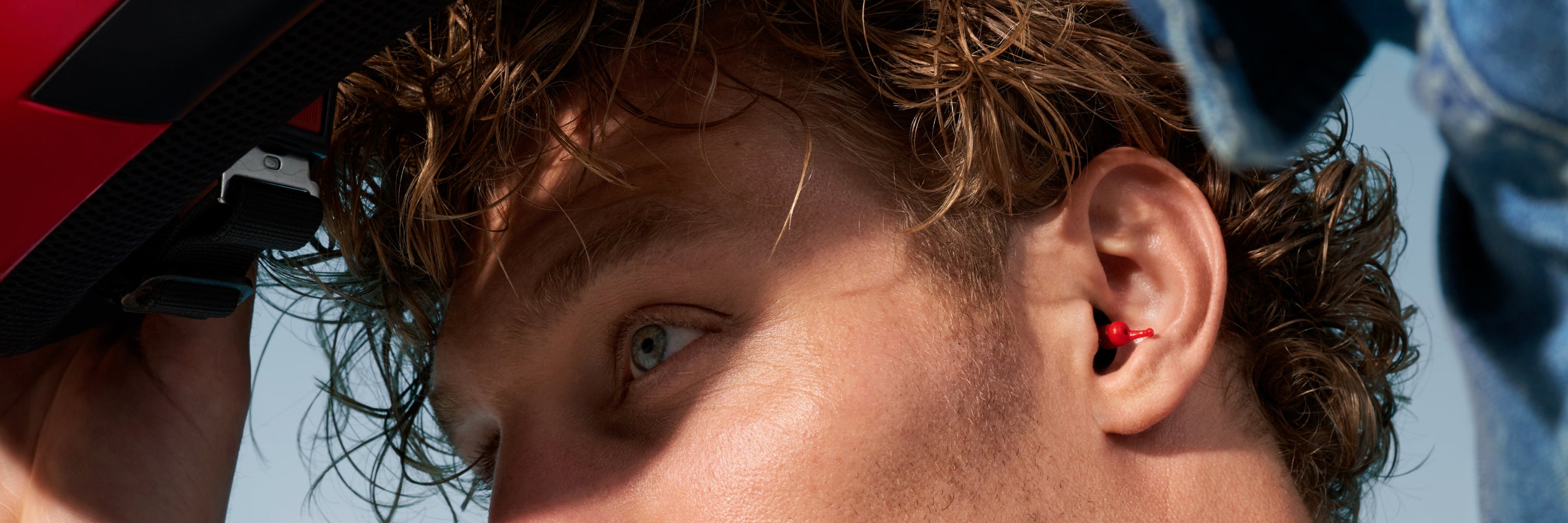 man met MotoSafe oordopjes zet helm op