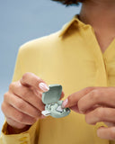 vrouw houdt Alpine Silence in haar case in de hand en neemt een oordopje eruit