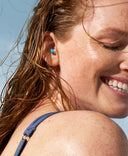 vrouw met SwimSafe en nat haar