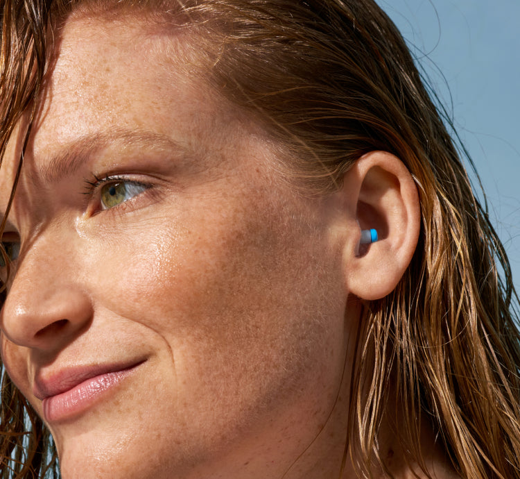 vrouw met SwimSafe en nat haar