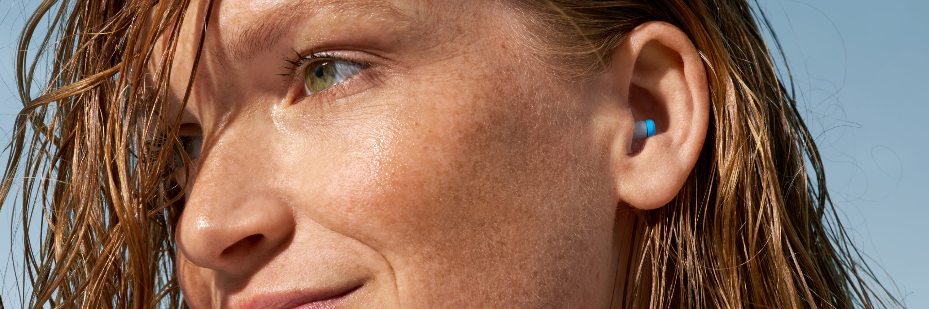 vrouw met SwimSafe en nat haar