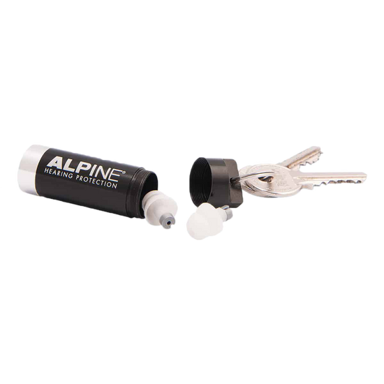 De TravelBox Deluxe is een opbergkoker met een luxe en robuuste uitstraling en een gegraveerd Alpine-logo.