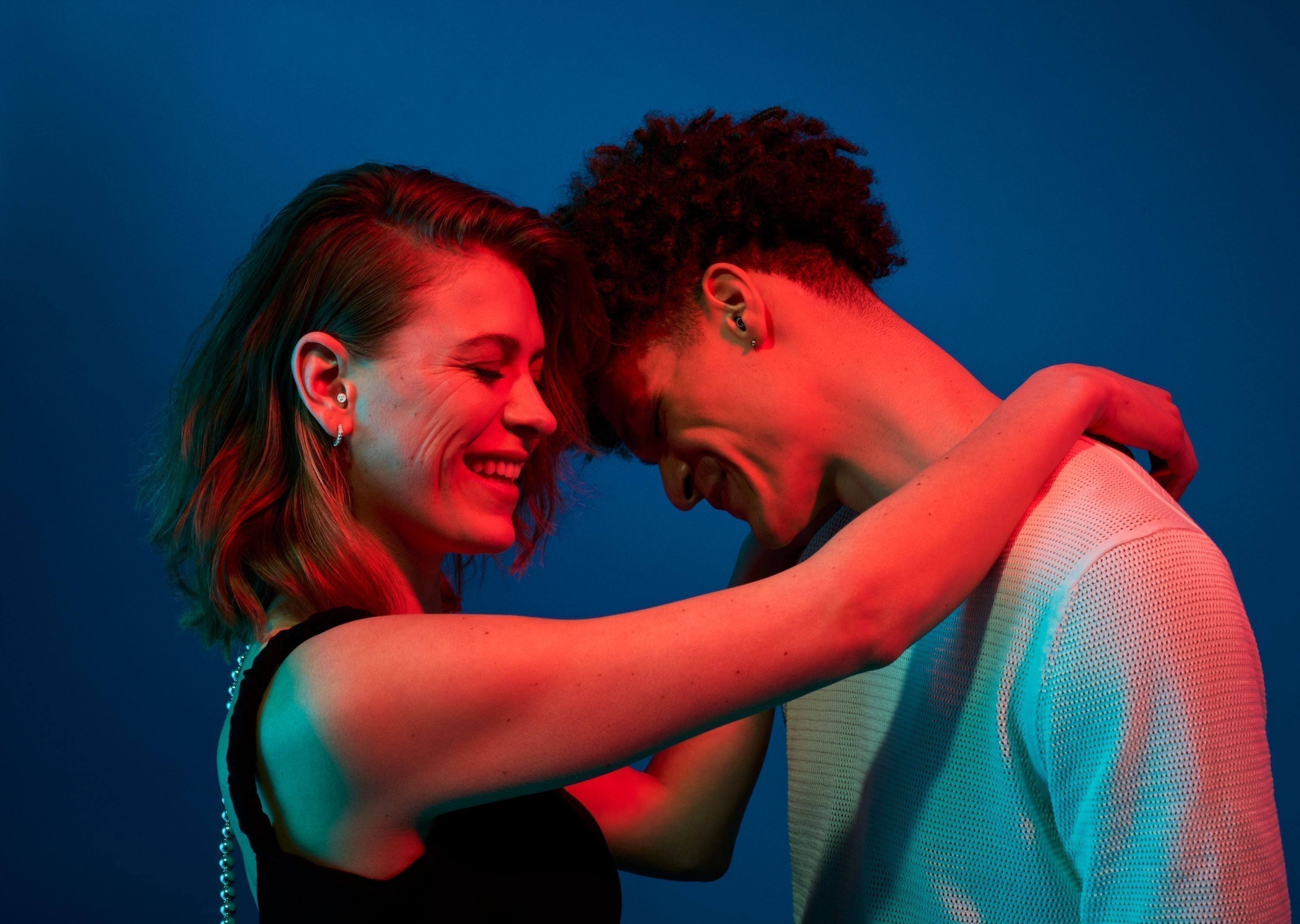 Een vrouw en een man die op muziek dansen met Alpine-oordoppen.