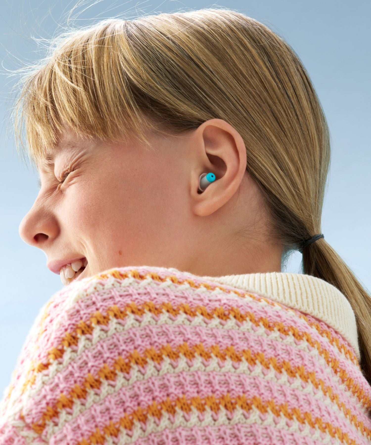 meisje draagt alpine pluggies orrdoppen