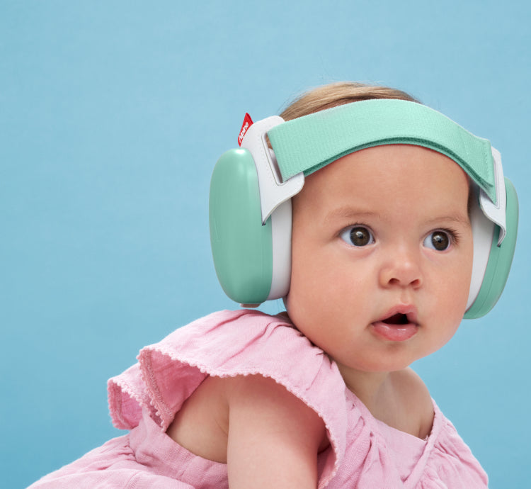 baby met alpine muffy baby oorkappjes voor babies in groen