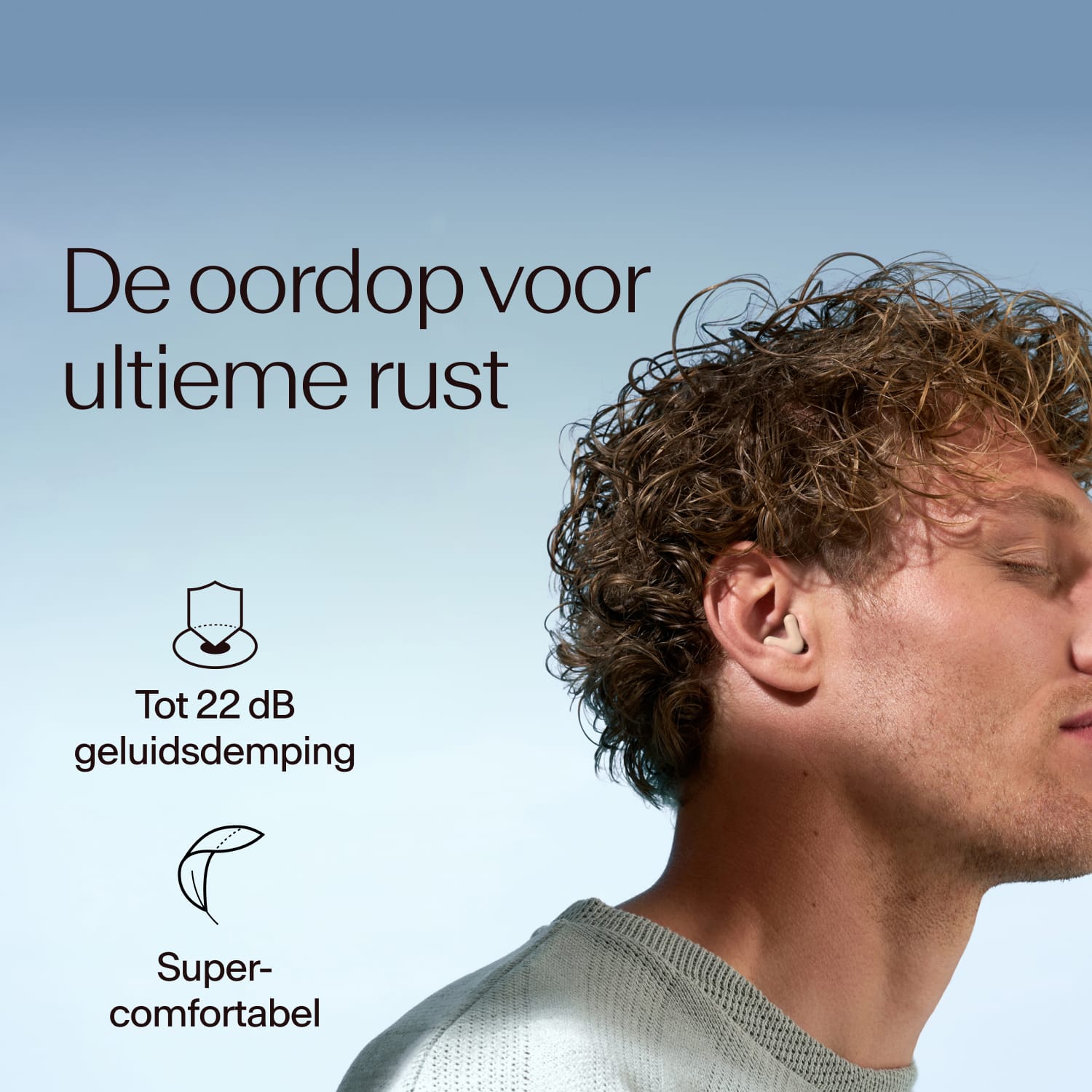 Mannen die Alpine Silence in beige dragen, met een demping van 22dB  