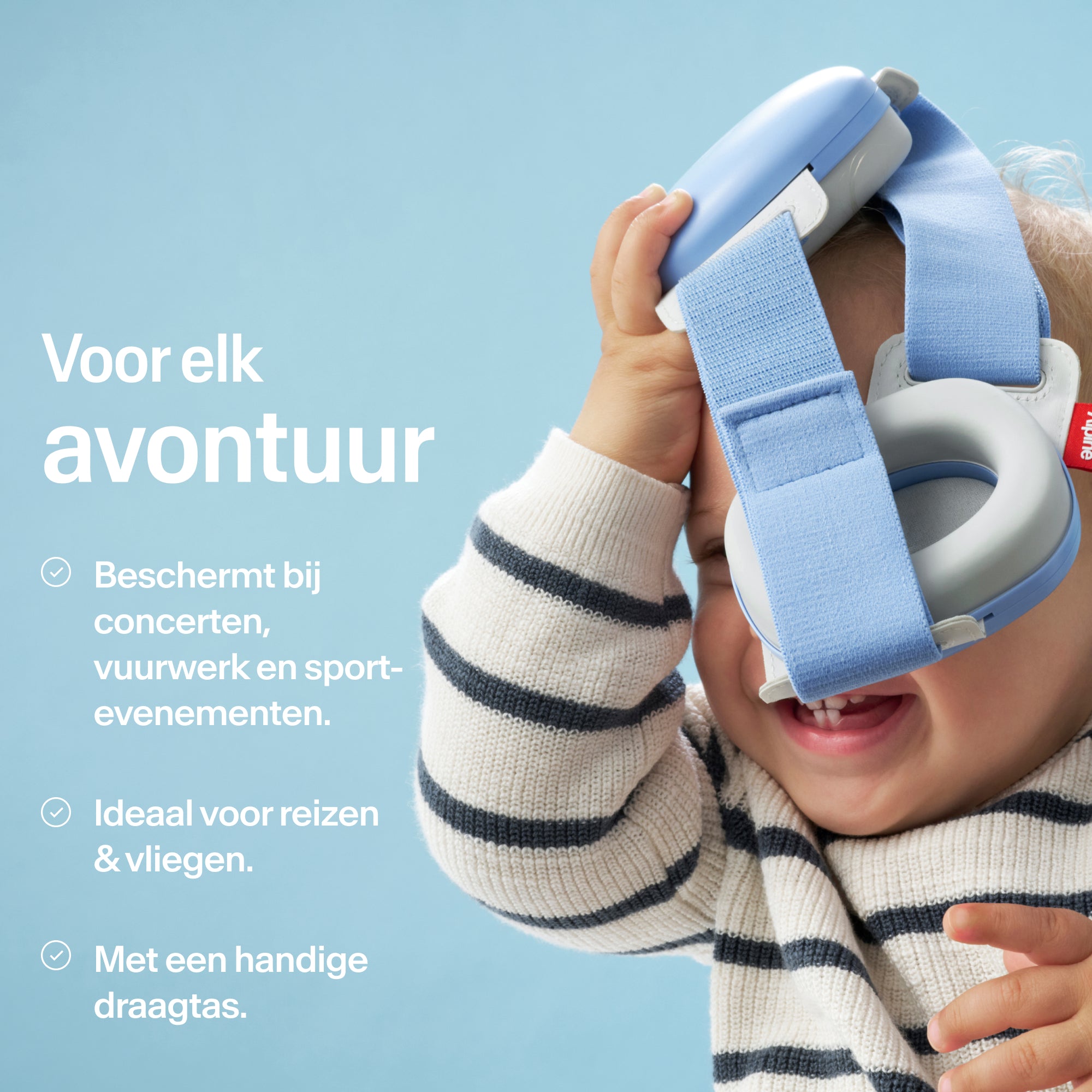 Baby houdt Alpine Muffy Baby in sky blue in de hand met USPs voor gebruik