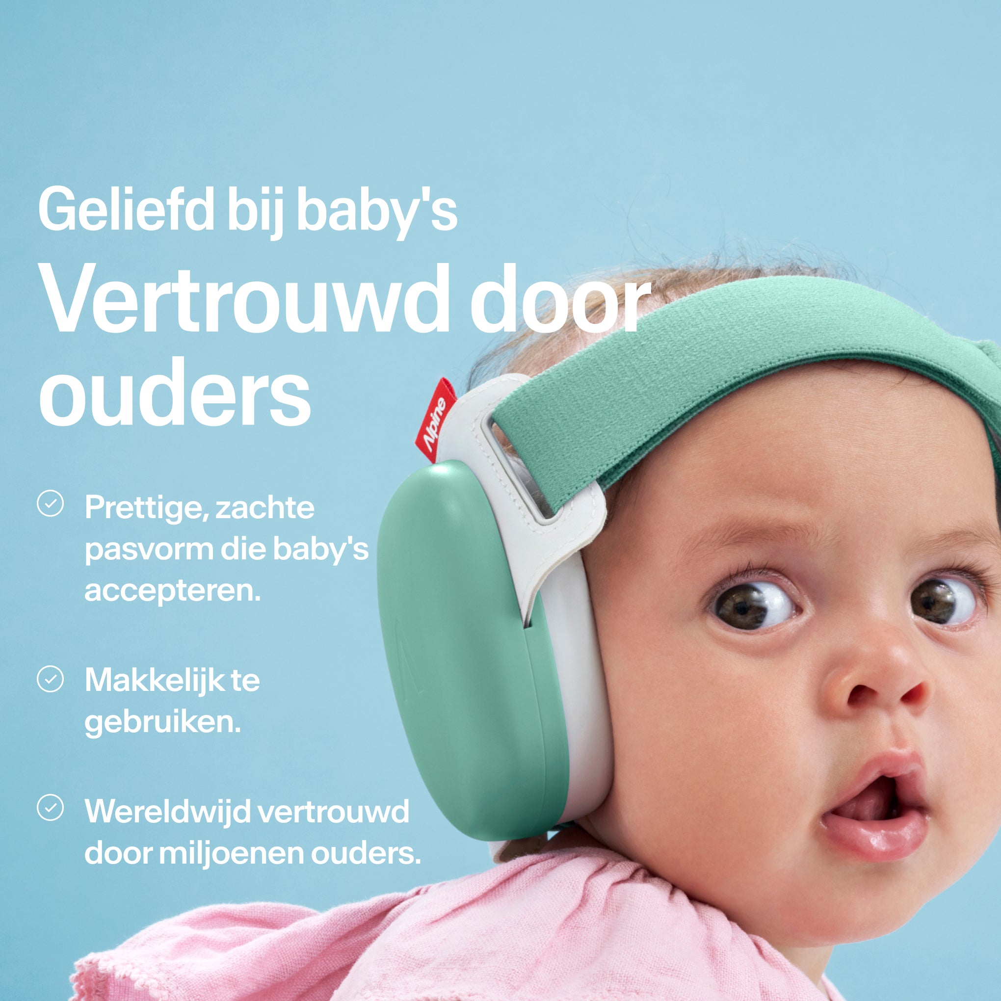 Baby draagt Alpine Muffy Baby in sage green op het hoofd