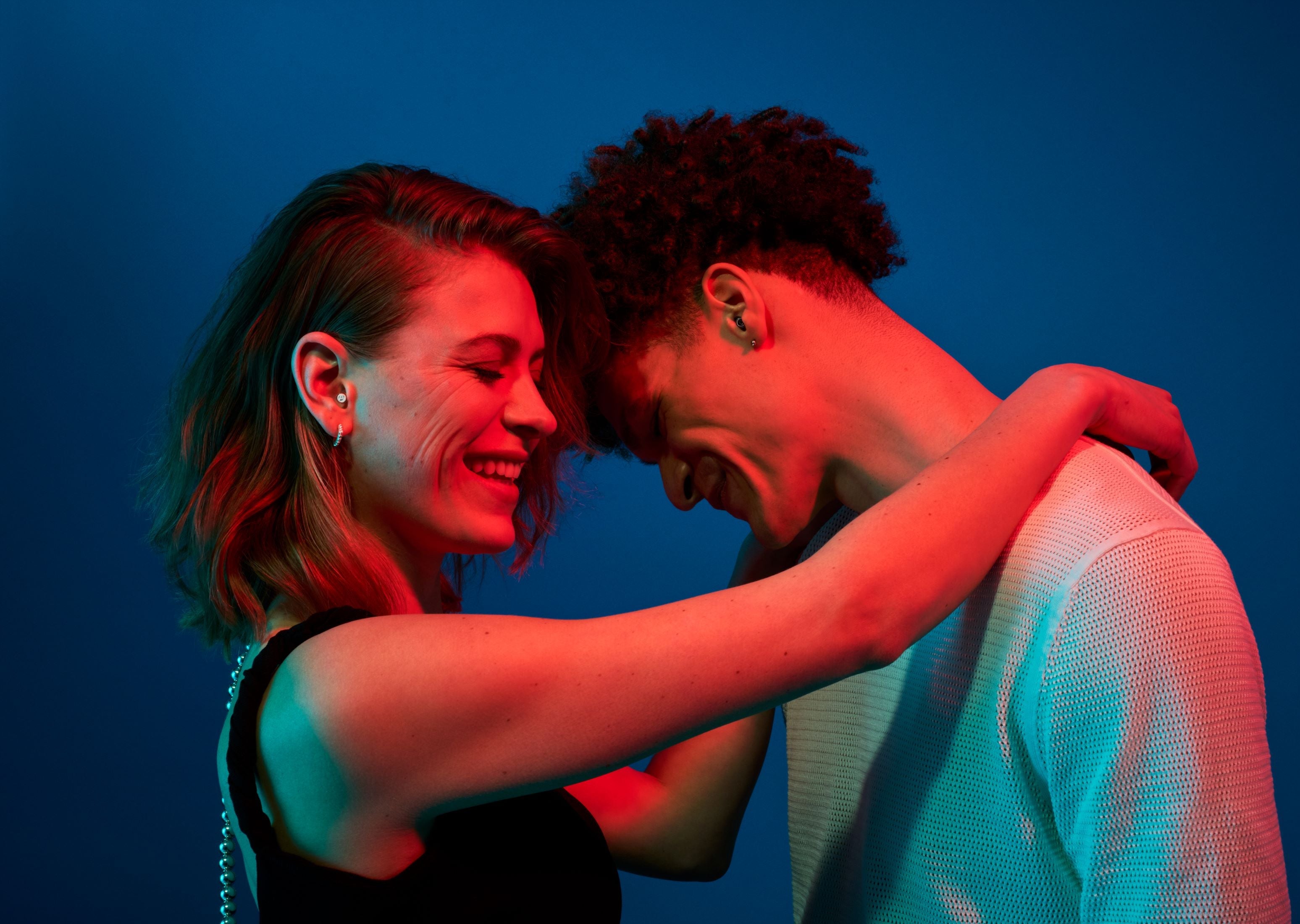 Man en vrouw draagt Alpine PartyPlug Pro black oordoppen op een feest