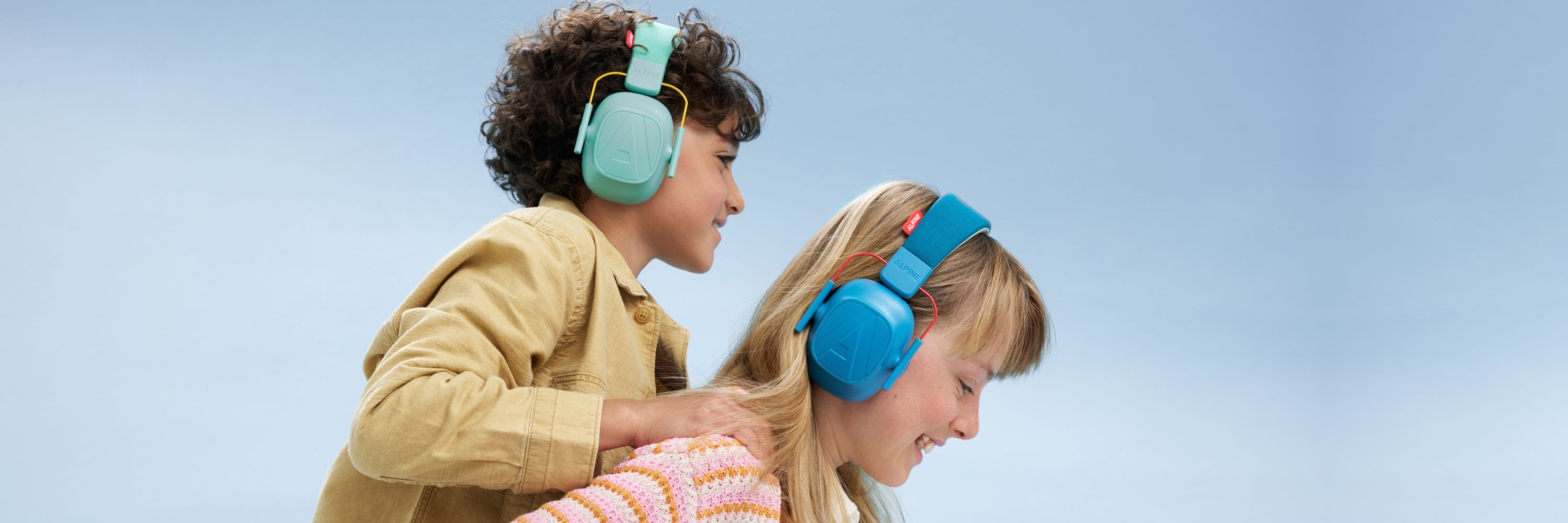 Twee kinderen die Muffy Kids dragen.