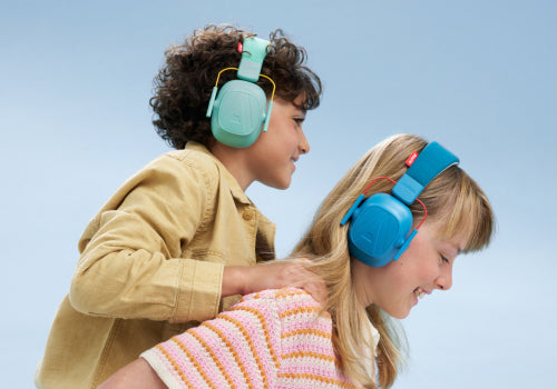 Twee kinderen die Alpine Muffy Kids dragen.